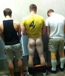 the boys pee together 5da978783b0c3.jpg
