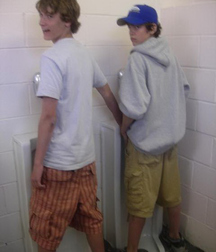 the boys pee together 5da978803ee30.jpg