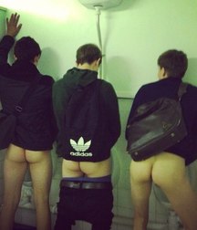 the boys pee together 5da978817d58a.jpg