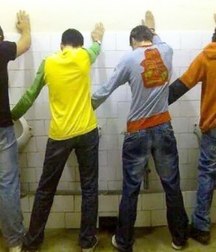 the boys pee together 5da9788dc459f.jpg