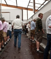 the boys pee together 5da97890d561c.jpg