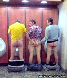 the boys pee together 5da978925a1a2.jpg