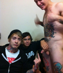 funny naked straight boys 5dbd8714e688c.jpg
