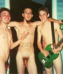 make music with friends 5dc2ff9923759.jpg