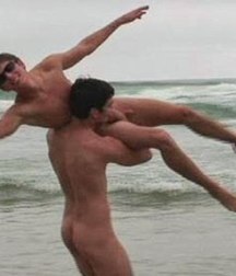 lift the friend on his shoulders 5dd1438f14937.jpg