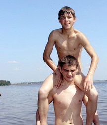 lift the friend on his shoulders 5dd143938f15b.jpg