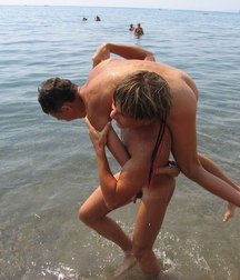 lift the friend on his shoulders 5dd1439ebccf2.jpg