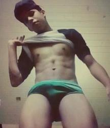 boys sexy 5ddd4df6c9951.jpg