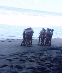 the boys on the beach 5de131cf6e28a.jpg