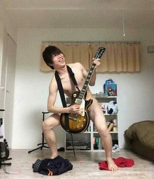 musicisti nudi 5de391e45c092.jpg