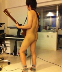 musicisti nudi 5de391ee225e9.jpg