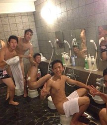 Japanese  in the locker room 5de6a3c0aac68.jpg