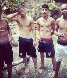 groups of straight friends 5dea548381ca8.jpg