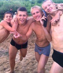 groups of straight friends 5dea548652e4e.jpg
