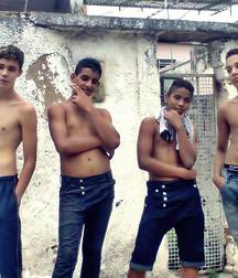groups of straight friends 5dea54a54a62f.jpg