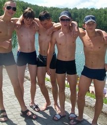 groups of straight friends 5dea54b0105a6.jpg