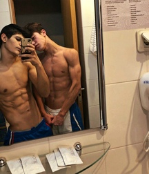 I make a selfies with my friend 5decdf10b2fcd.jpg