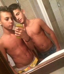 I make a selfies with my friend 5decdf15ce257.jpg