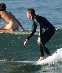 surf lovers 5df4e055f1437.jpg
