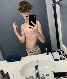 selfies with discretion 5df78612ea523.jpeg