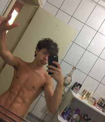 selfies with discretion 5df786337654a.jpg