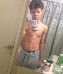 selfies with discretion 5df7864e51949.jpg