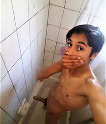 the boys who take a shower 5dfa4054efbe3.jpg