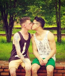 the boys also kiss 5dfbbd371d1d7.jpg
