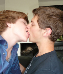 the boys also kiss 5dfbbd43e1291.jpg
