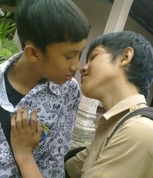 the boys also kiss 5dfbbd4c738f5.jpg