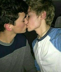 the boys also kiss 5dfbbd553f934.jpg