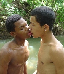 the boys also kiss 5dfbbd65edfbd.jpg