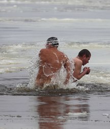 I'm not afraid of cold water 5dfdf0c20772a.jpg