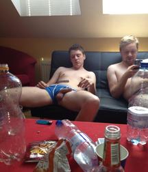 the strange world of straight guys 5e064096d1066.jpg