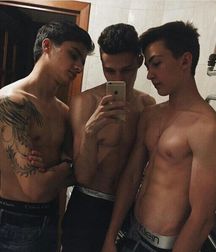 a selfies with friends amateur boys 5e10c1e3f3ef7.jpg