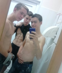 a selfies with friends amateur boys 5e10c1e7609fb.jpg