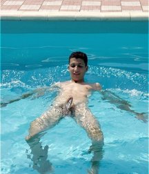 hot guys in the pool 5e179afde70a7.jpg