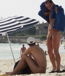 nudists comfortably seated on the beach 5e1de912e00b6.jpg