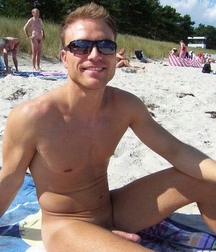 nudists comfortably seated on the beach 5e1de91b509b6.jpg