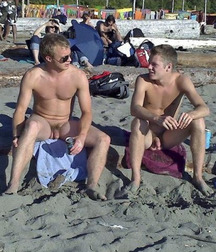 nudists comfortably seated on the beach 5e1de936c02d1.jpg