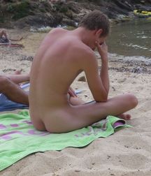 nudists comfortably seated on the beach 5e1de944159fe.jpg