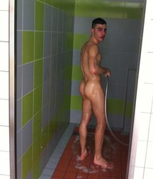 spying on the boys in the shower 5e331301dc849.jpg