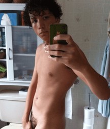 selfies naked but with discretion 5e45a25597447.jpg