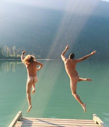 friends dive naked 5e4820d689dd0.jpg