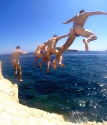 friends dive naked 5e4820ecd17fc.jpg