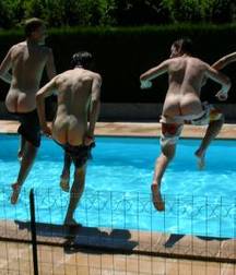 friends dive naked 5e4820ee58ca8.jpg