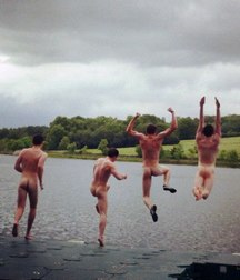 friends dive naked 5e4820f6d9c08.jpg