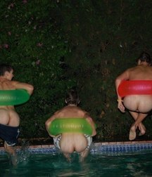 friends dive naked 5e4820f83e040.jpg