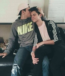 kiss me boy 5ea9e1bb25085.jpg