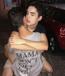kiss me boy 5ea9e1d53a071.jpg